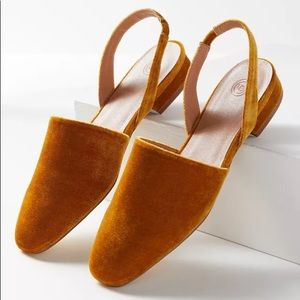 NWOT Urban Outfitters Dana Velvet Mules